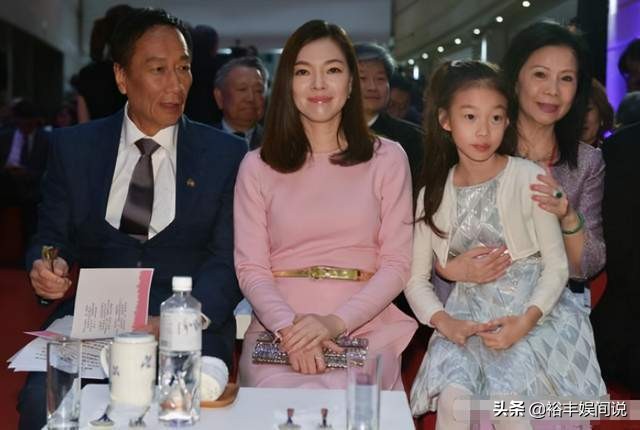 富士康老板娘与女儿展示超难动作！46岁貌美如花，被赞两位少女