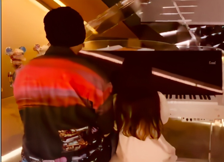 周杰伦晒弹钢琴视频为爱女庆生，一大一小四手联弹，画面超温馨