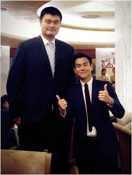 “身高检测器”姚明与众星合影：黄晓明让人意外，韩红小鸟依人