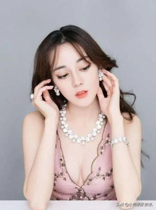 美女明星都钟爱什么美甲？热巴女神，超级喜欢大红色美甲，太美了