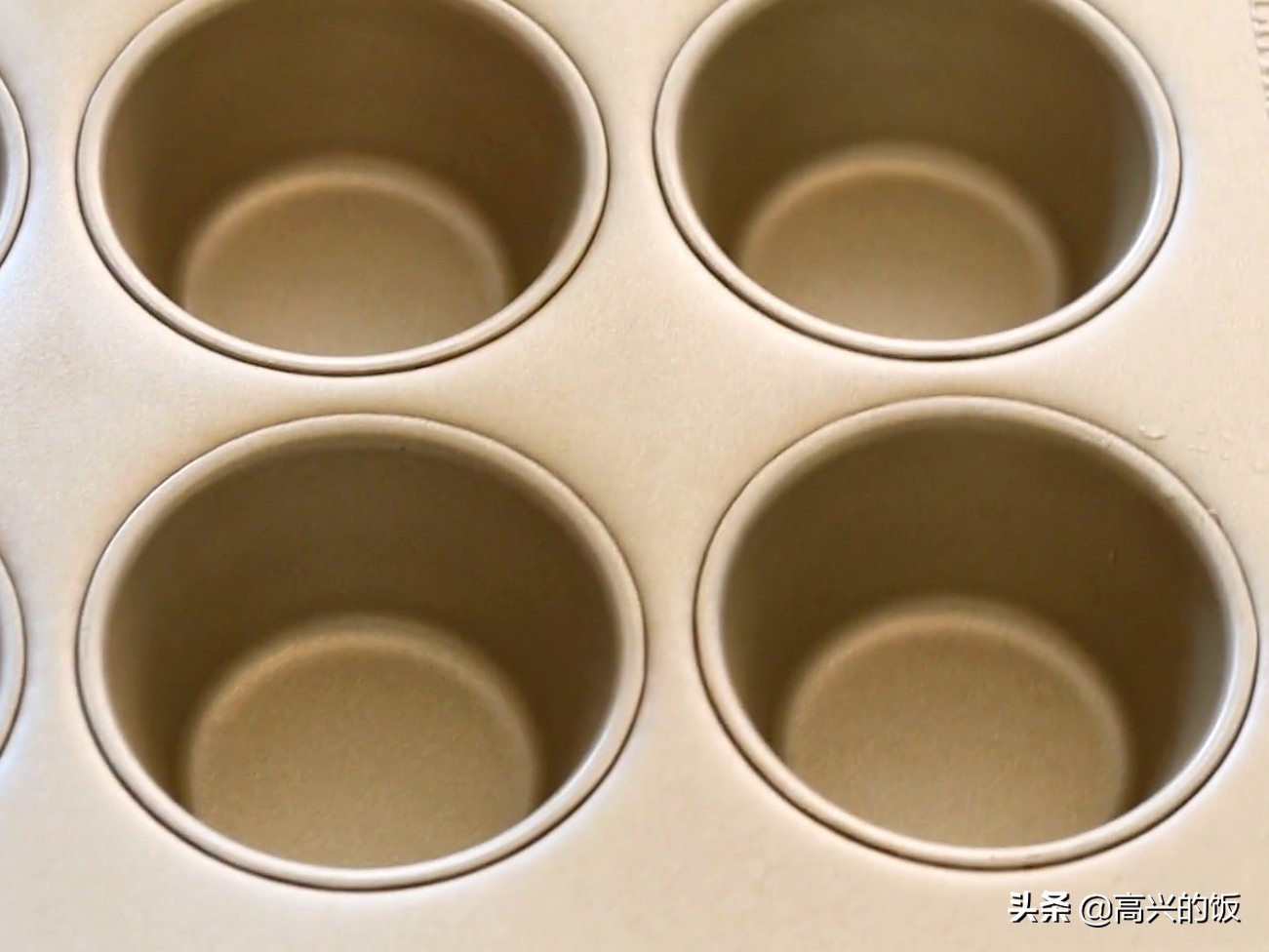 小蛋糕的添加劑多，別給娃吃了，4個雞蛋1碗麵，在家做出12個