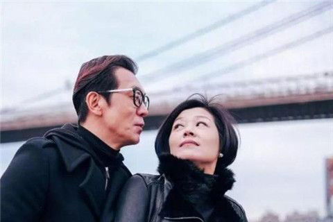 2018年，李咏留下遗言：别把我的遗体运回国！冯