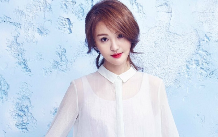 郑爽遭网友炮轰，不敬业还嘚瑟，粉丝再多也架