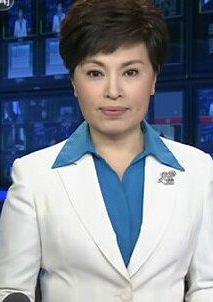 央视主持李梓萌：为扮老带假发14年，摘下假发后气质形象大变样