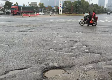 重庆|雨天行车，车轮打滑如何做到安全驾驶