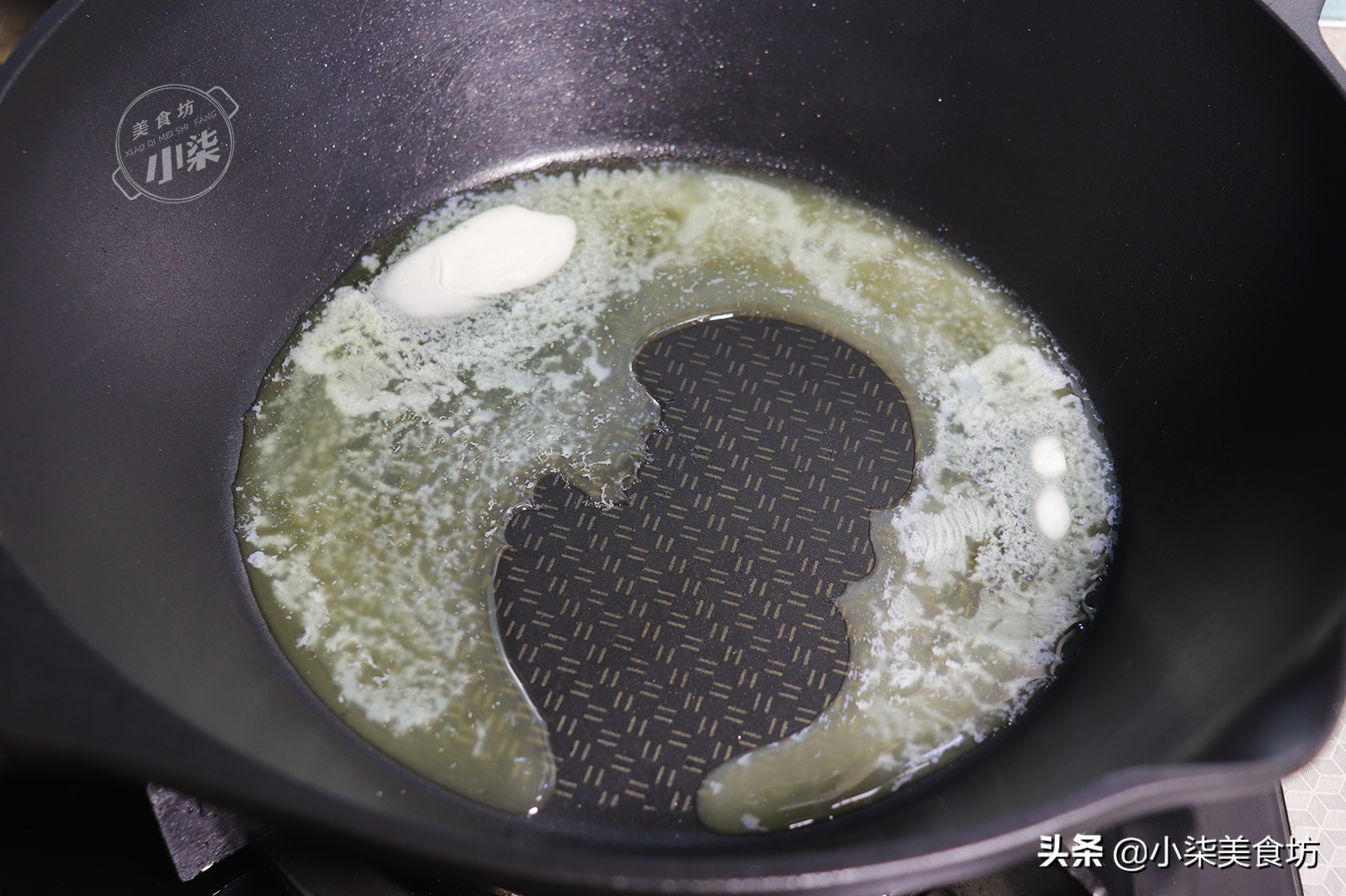 家裡蘋果吃不完，加一碗麵粉做蘋果派，甜而不膩，大人小孩都愛吃