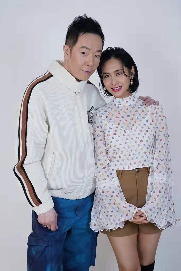 朱茵夫婦罕見合體，老公穿運動裝陽光帥氣，朱茵短髮白裙好甜美