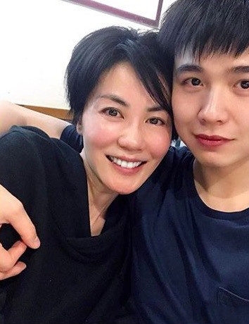 王菲与小鲜肉合照曝光，头颅紧挨娇羞互搂，男友却许久未见同框？