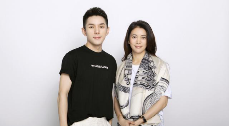 原相机当中的袁咏仪，真是太有优越感了，虽然皮肤有点松但仍很靓