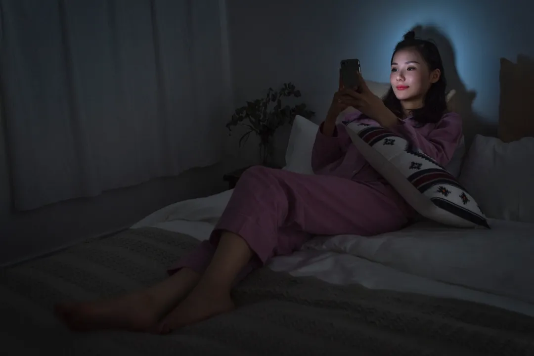 年轻人睡前有多爱玩手机？数据告诉你，睡前刷手机不光会失眠
