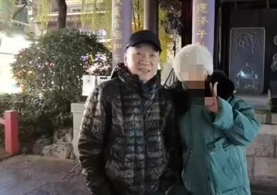 62歲劉亞津現(xiàn)身小餐館，環(huán)境雜亂被指太寒酸，說話無人理好尷尬