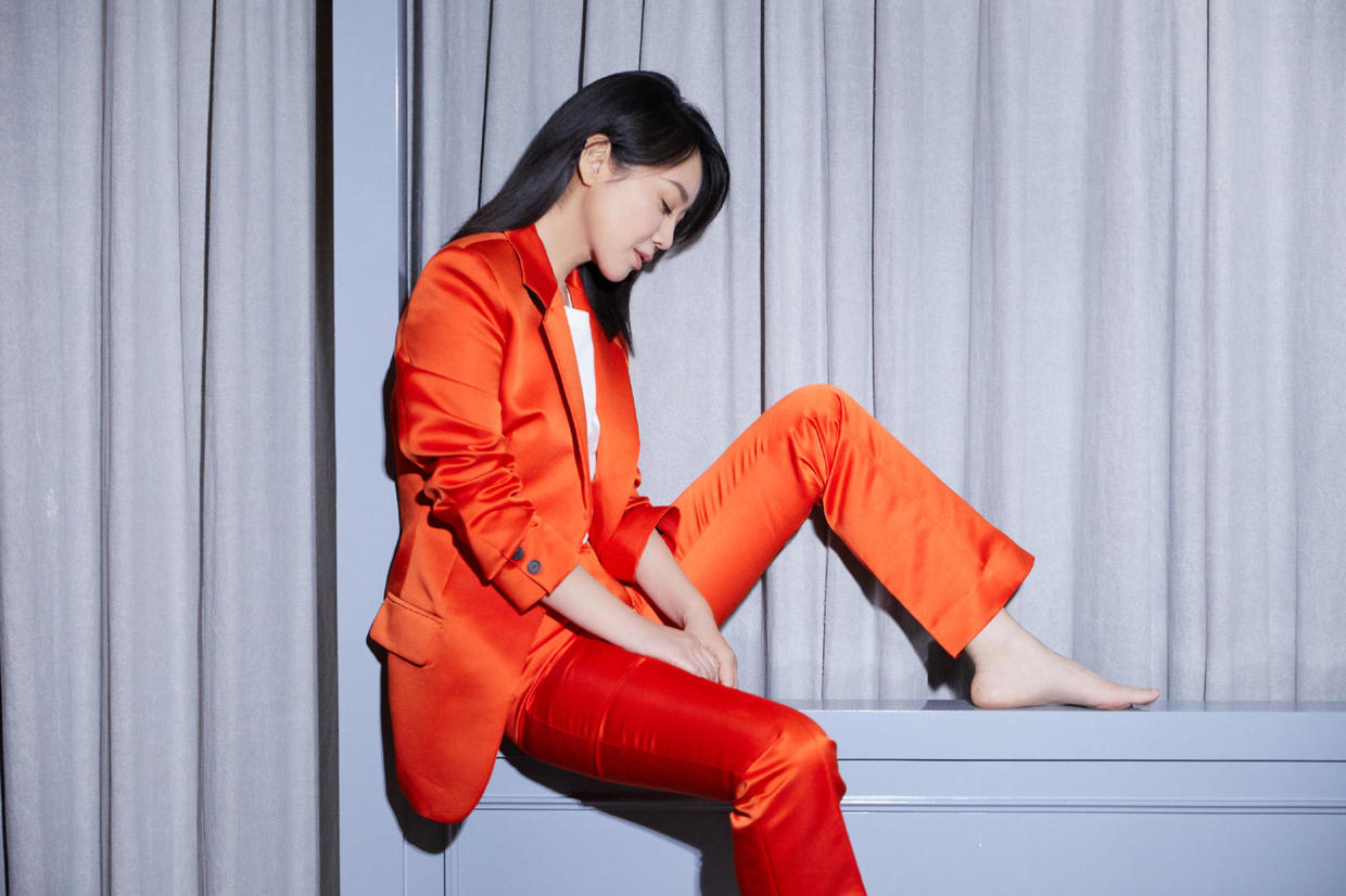 闫妮气场开挂，穿橘色上衣配黑色牛仔裤简约利