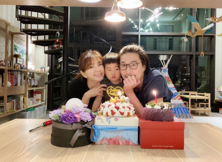 参观Ella的家，满屋纸皮箱，楼梯还是铁的，差点