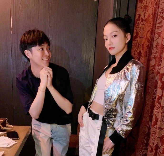 Zhang Shaohan force holds out good friend Wu Qingfeng, tear apart the goody appearance that creates company of singer backside broker