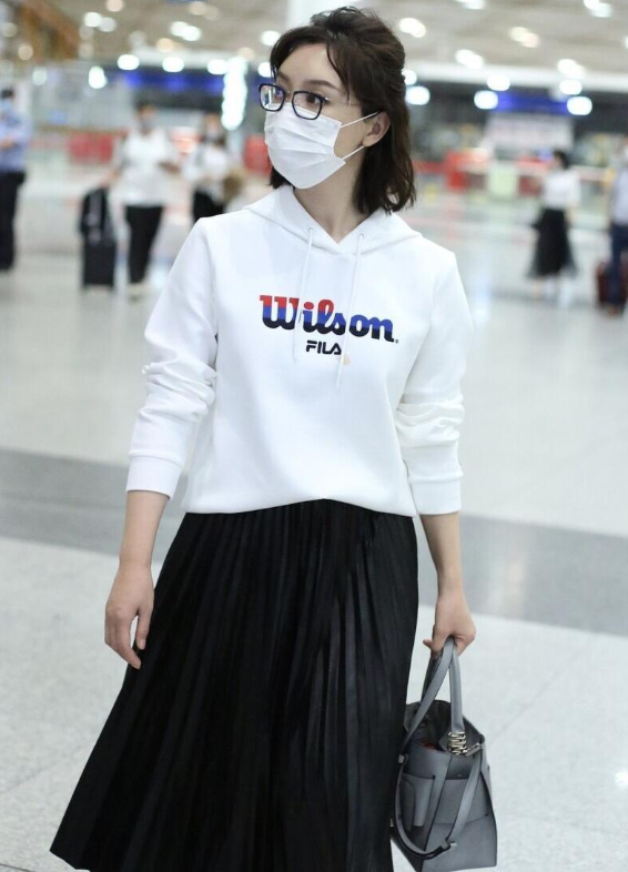 陈数的优雅感有多美？黑白配造型简单却显年轻