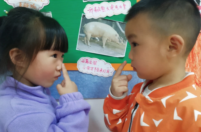 孩子爱“挖鼻孔”，长大后难以摆脱这三种结局，父母应尽快纠正