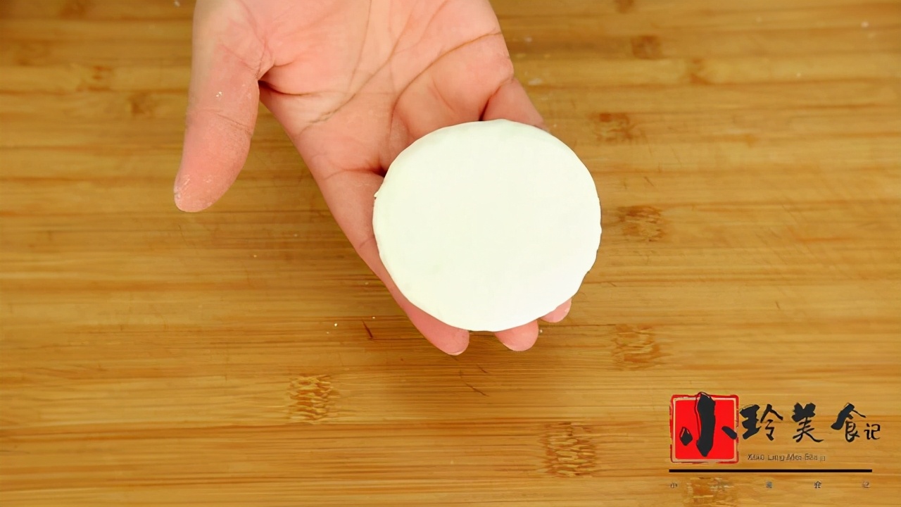 教你糯米芝麻小糖饼的做法，外酥里糯，馅料香甜，大人孩子都爱吃