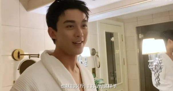 21岁童星吴磊自曝长胖10斤，难挡健硕肌肉，和童年样子大不同