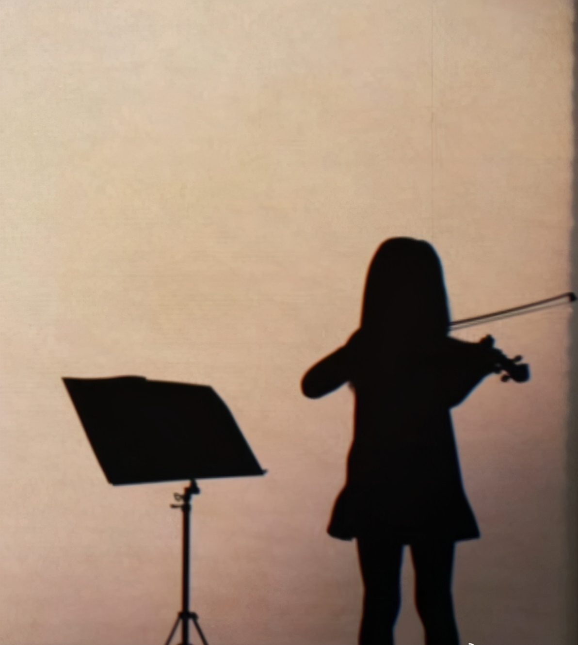 周杰倫女兒學習小提琴，長捲髮淑女樣超可愛，房間佈置豪華溫馨