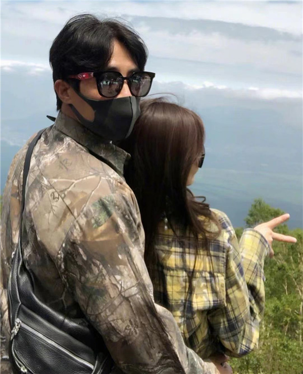 首晒|杜淳婚后首晒和妻子合影！亲密拥抱恩爱十足 并透露将携妻子参加综艺