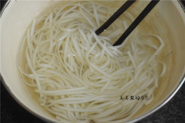 煮面条，水开出锅就错了！牢记1个小窍门，不粘不坨特筋道