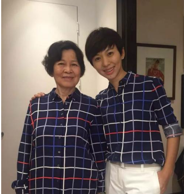 16丧父，拒绝保研，成为央视最年轻国脸，欧阳夏