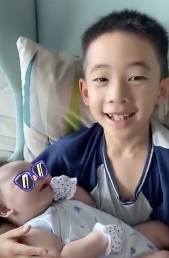 應采兒生二胎畫面曝光，哥哥給弟弟唱歌，HoHo牙牙學語像媽媽