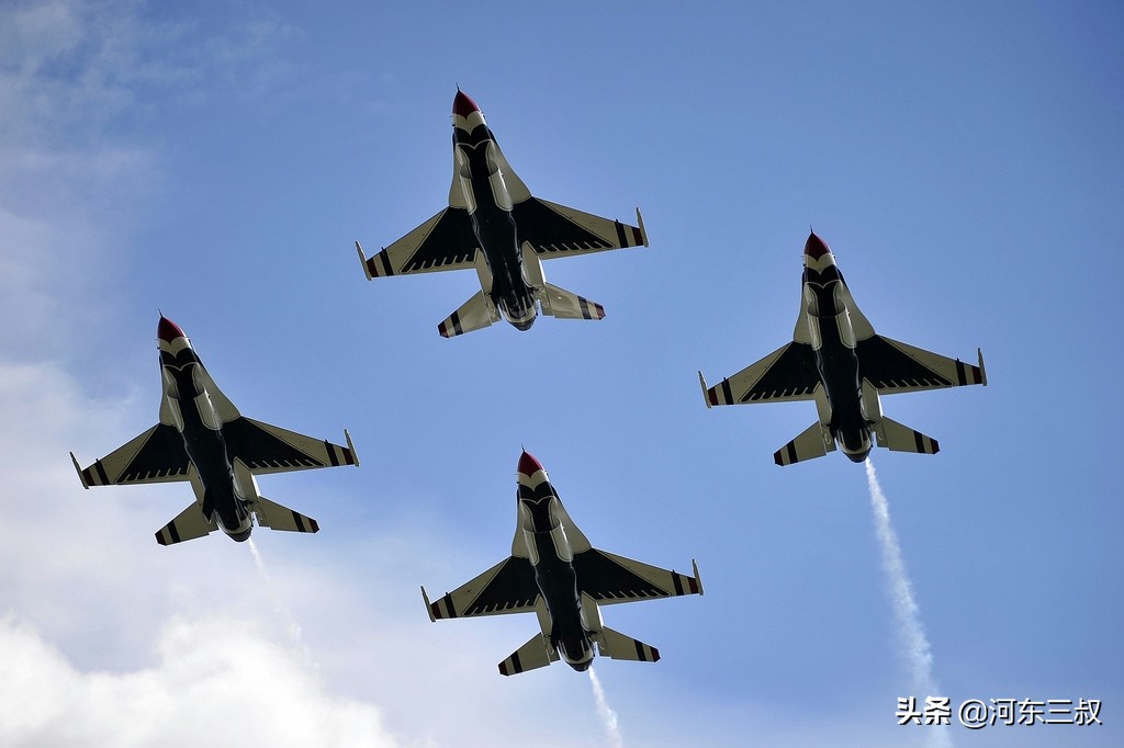 美国空军雷鸟飞行表演队，飞机间距7-9米、高度差0.7米
