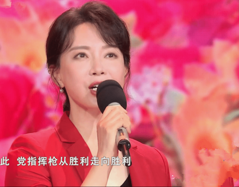 陳數(shù)參加央視晚會(huì)，高清鏡頭下臉凹凸僵硬，44歲老得一點(diǎn)不真實(shí)