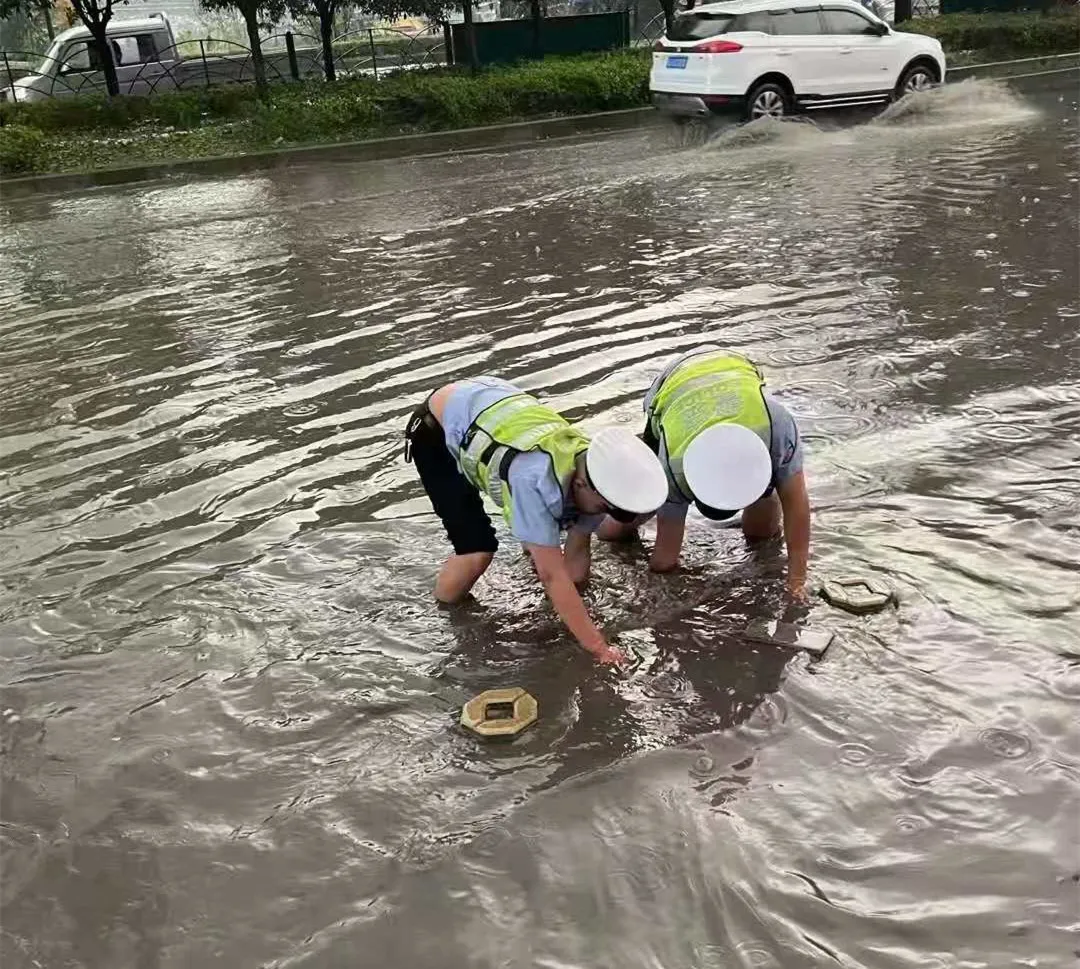 暴雨中讓人感動的警姿