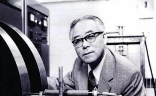 他帮美国人研制洲际导弹，加入美国国籍，晚年