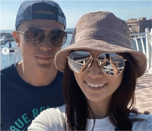 林心如晒下厨动态意外公开女儿声音，霍建华边等吃边陪小海豚玩