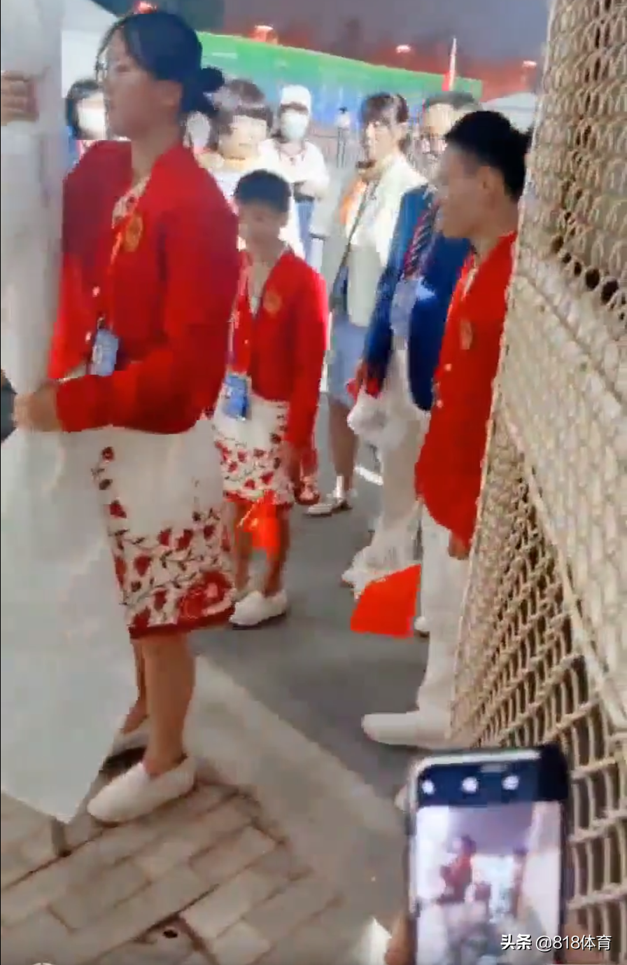 可爱!全红婵开幕式候场小姐姐喊:我妈妈可喜欢你了!红姐点头鞠躬