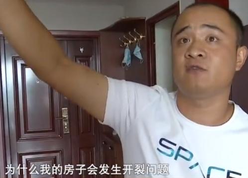 刚交的新房就出问题，客厅顶部和墙面大面积裂