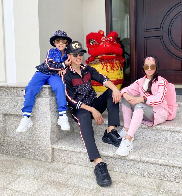 吳尊大家族過元宵發紅包，豪車旁舞獅放鞭炮，豪宅餐廳容納30人