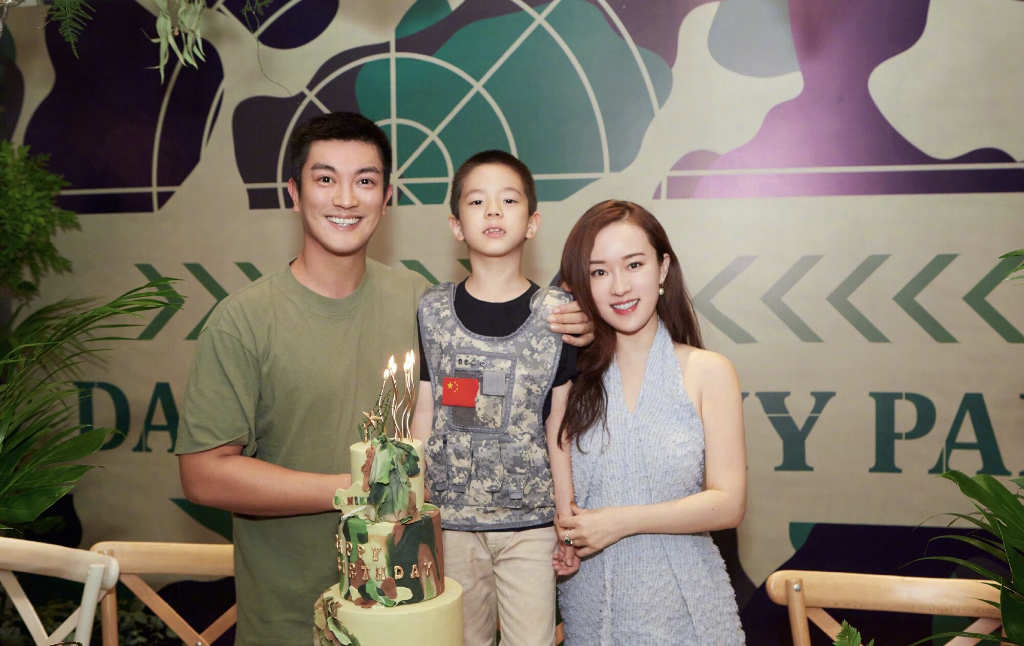 霍思燕二胎小女儿曝光？穿红裙走路摇头晃脑，与嗯哼坐同一辆车