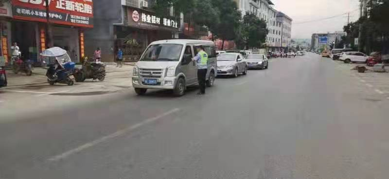 新宁交警回龙中队开展道路交通安全管控“平安一号”行动攻坚战