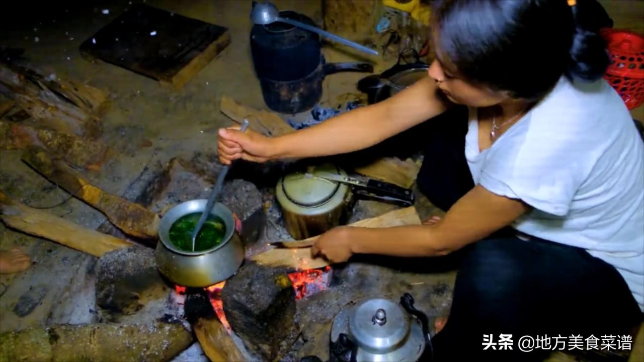尼泊尔农村，村长家请人干活，中午没啥菜，儿媳妇炒鸡蛋招待大伙
