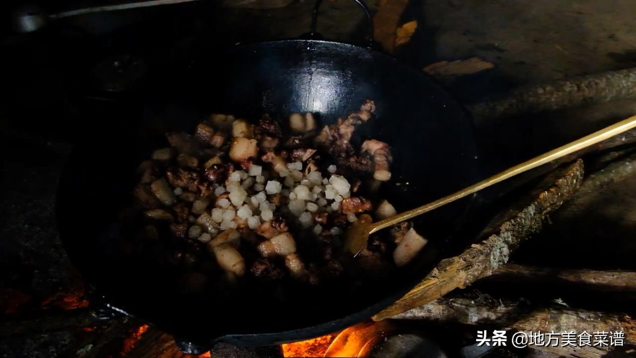 中国小伙在尼泊尔山区花96元砍了8斤猪肉，请当