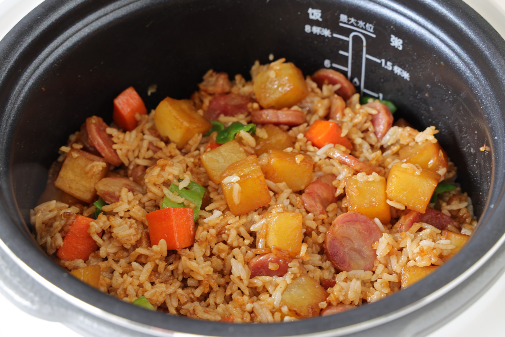 天氣降溫，懶人燜飯做起來，飯菜一鍋出，省時省力，家人超愛吃