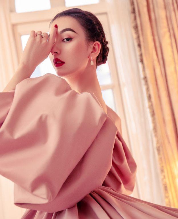 方媛穿粉色宫廷风大裙摆礼服，红唇编发复古优