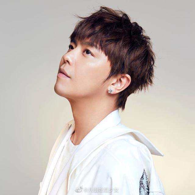 黄鸿升灵堂布置曝光！被白色花朵包围，遗照帅气阳光