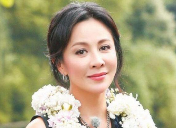 54岁刘嘉玲晨跑被拍，素颜和普通老太无差别，网