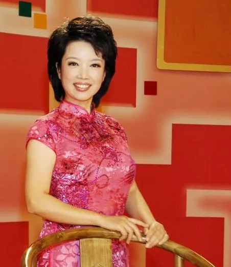 从央视主持人,到饰演周恩来夫人,她的命运因