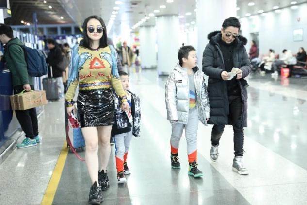 鄒市明一家四口走機場，老公過冬老婆還在夏天，倆兒子穿得都挺潮