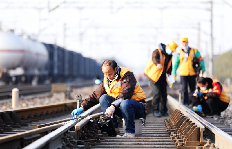 武铁麻城工务段职工给钢轨“看病”战春运
