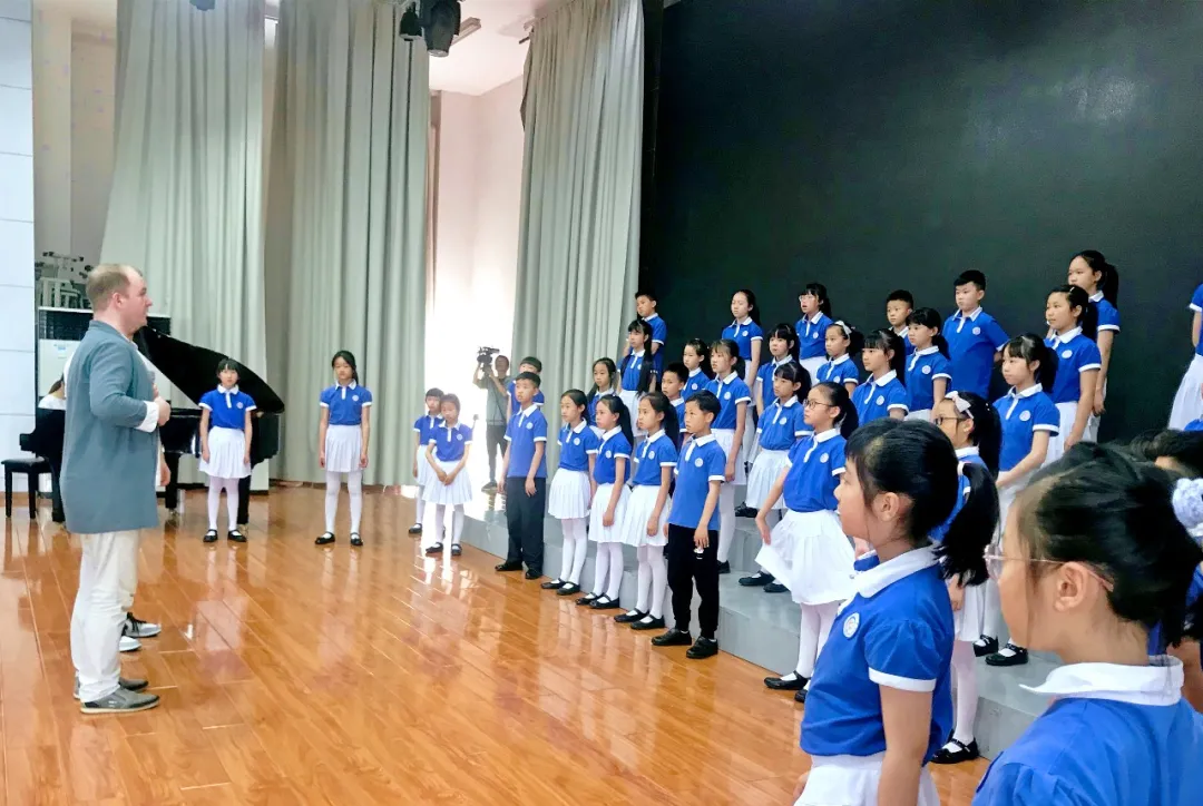 新苗合唱依托国际平台秀魅力丨国际合唱大师莅临双流棠湖小学指导