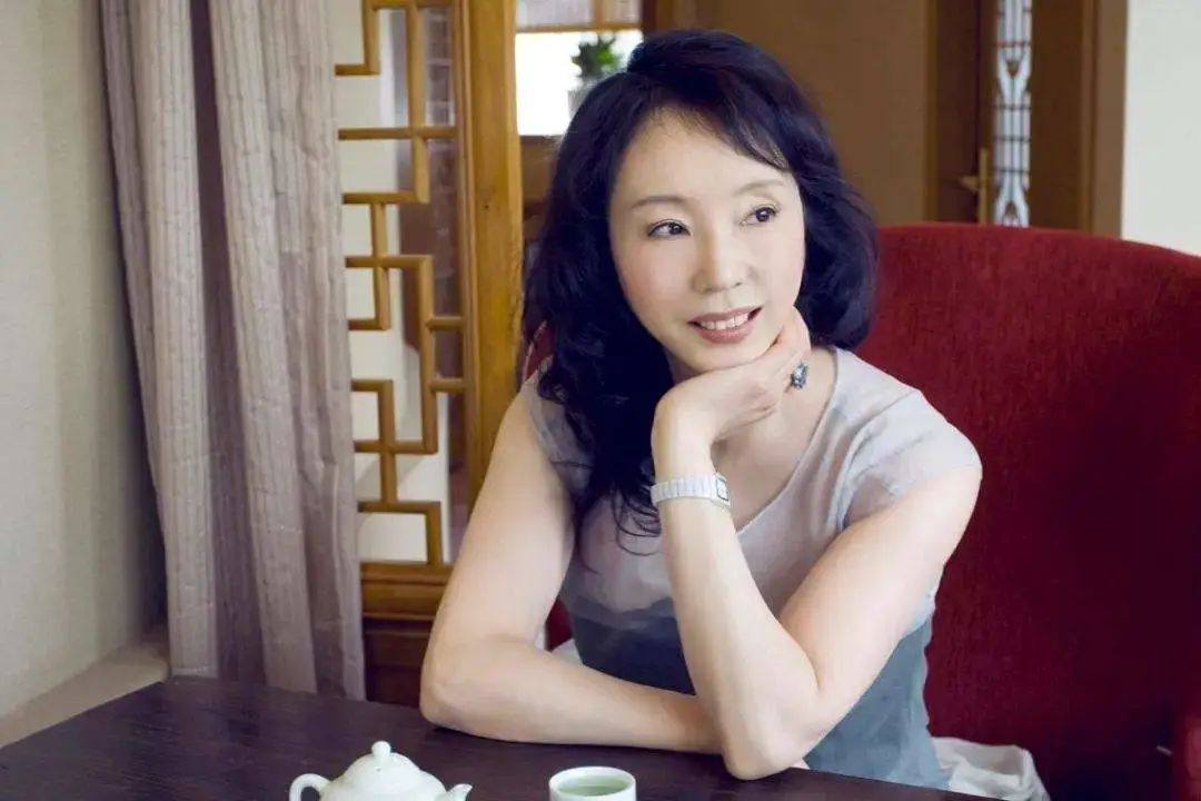 严歌苓：从舞蹈演员到作家，她的人生远比她笔