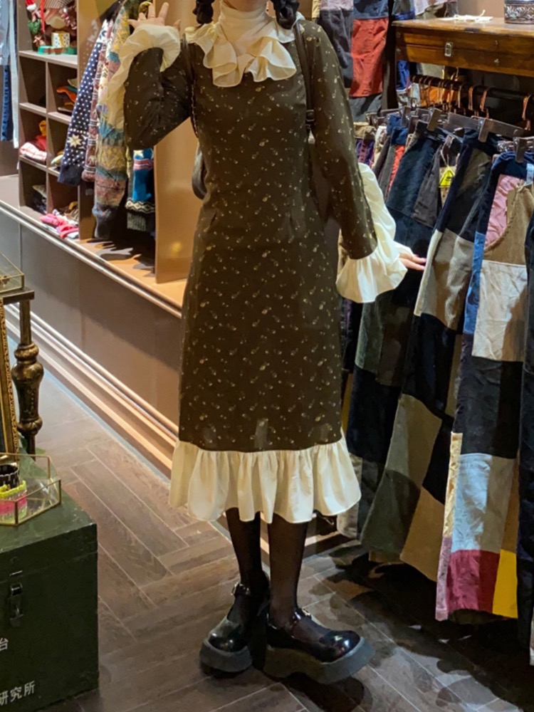 金晨桃粉连衣裙不见素日扁平感，气质冷艳，这