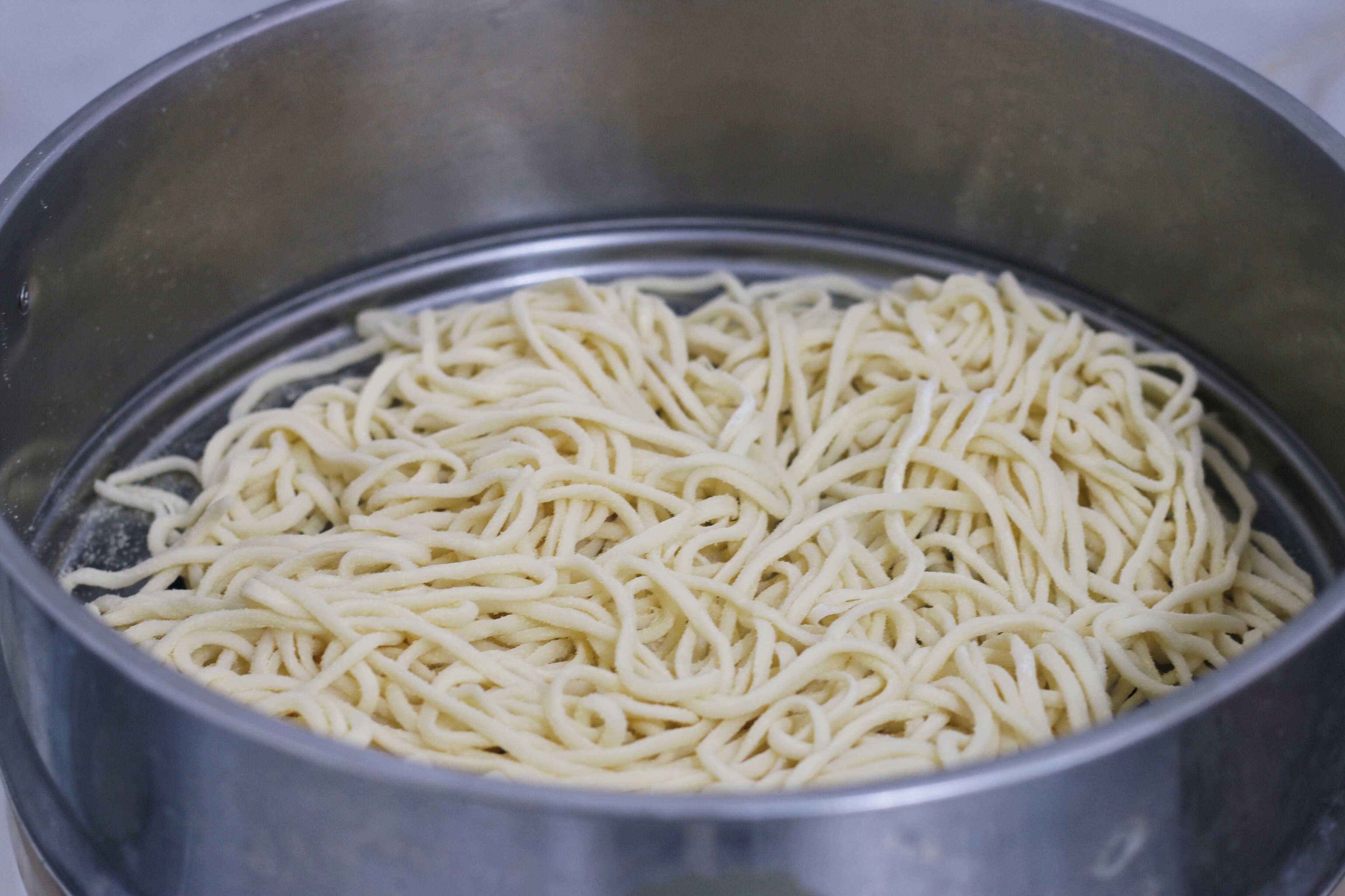 炒麵時，麵條先蒸再炒，根根分明，好吃入味，味道不比飯店差